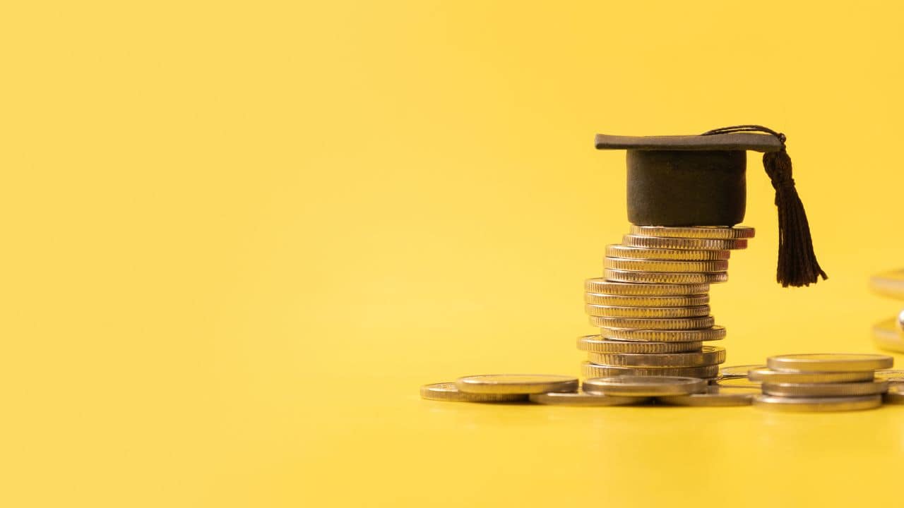 10 Tips Menulis Essay untuk Beasiswa agar Memikat dan Meyakinkan