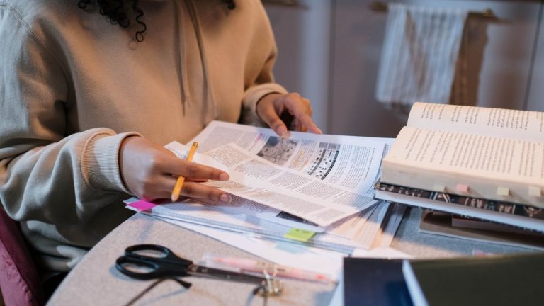 10 Tips Menulis Essay untuk Beasiswa agar Memikat dan Meyakinkan