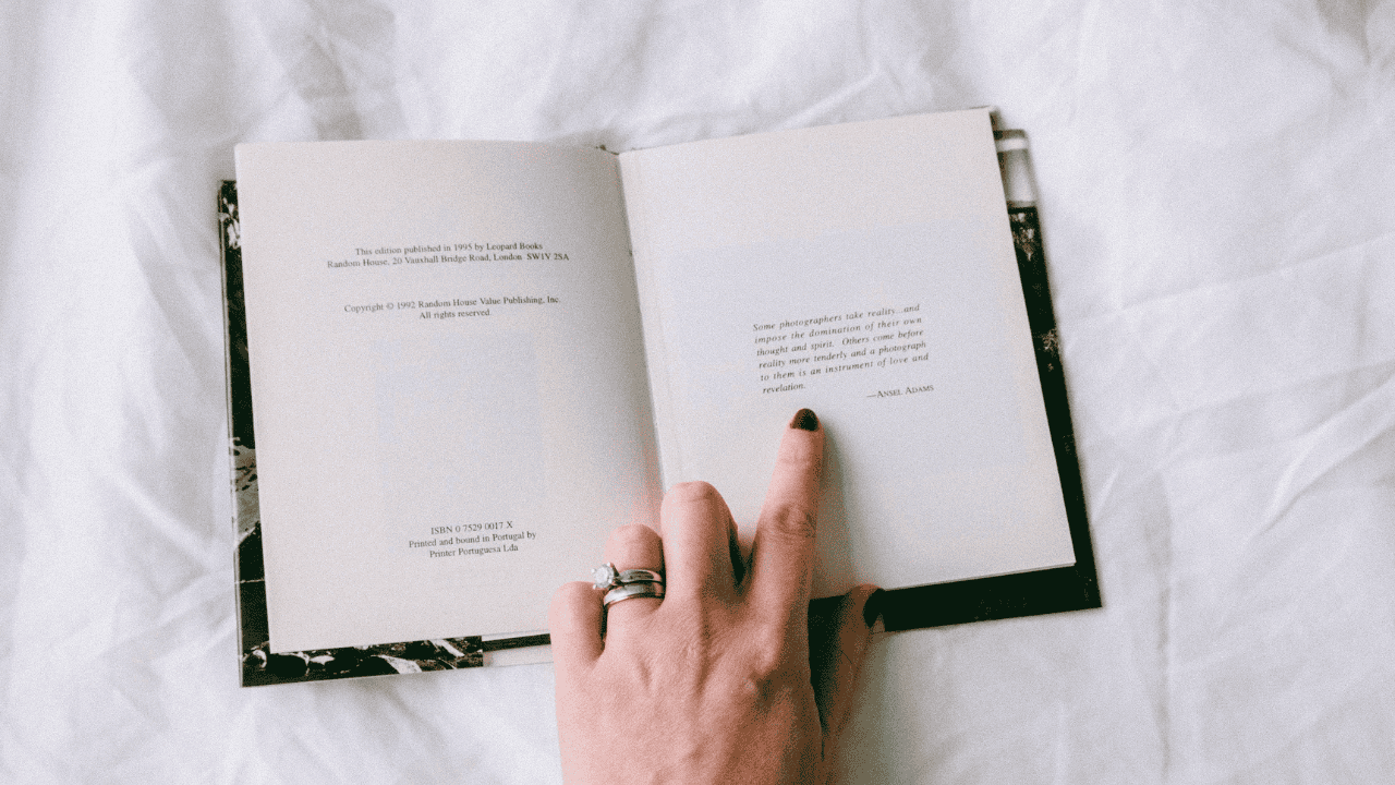 7 Jenis Tema Puisi Cinta, Kematian, Agama, hingga Keluarga