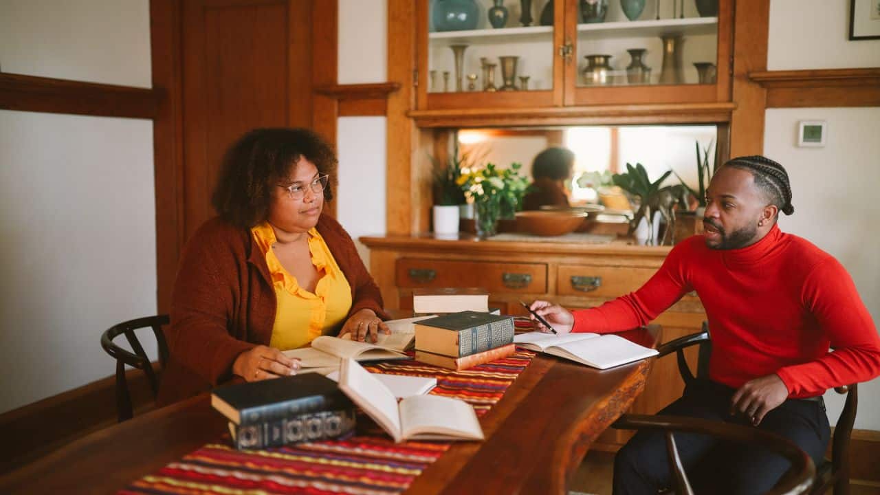 Mengapa Dosen Perlu Menulis dan Menerbitkan Buku?