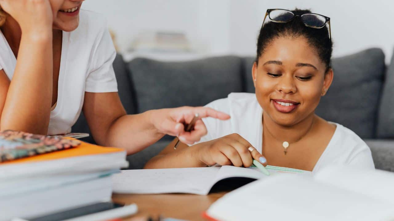 Mengapa Guru Sekolah Juga Perlu Menulis dan Menerbitkan Buku?