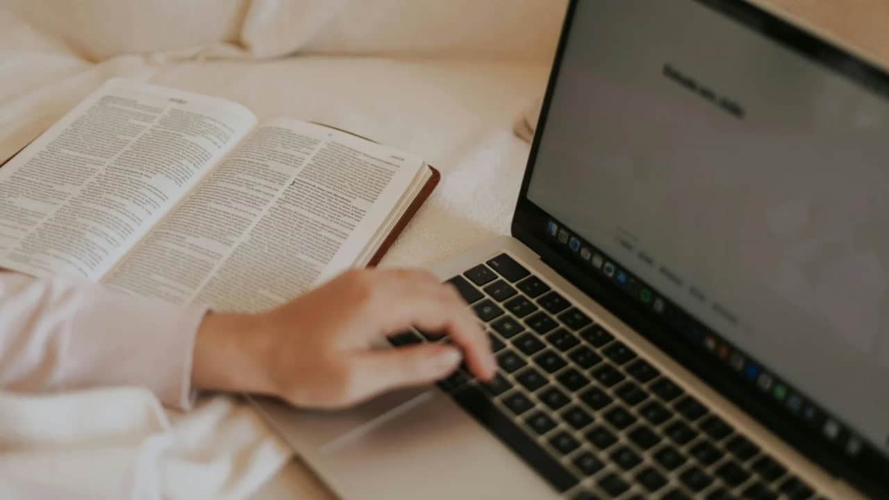 10 Tantangan Mengubah Karya Ilmiah Menjadi Buku beserta Cara Mengatasinya