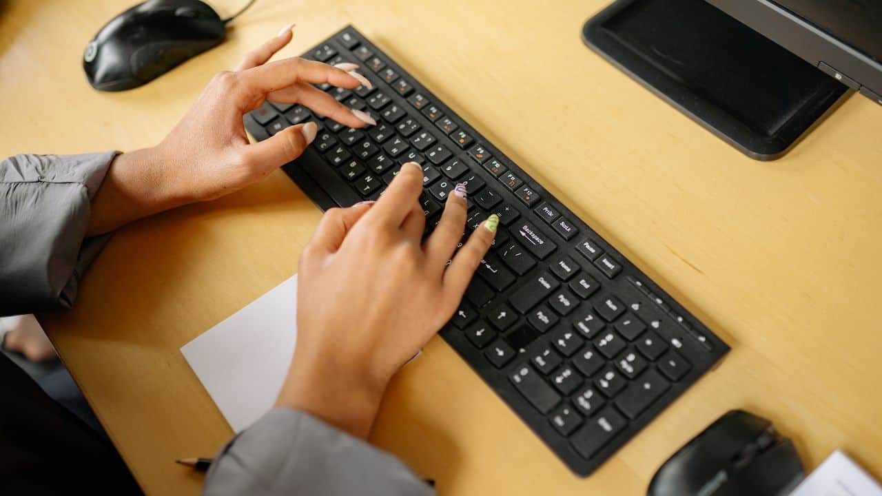 10 Tips Memilih Jasa Ghostwriter Profesional agar Buku yang Dihasilkan Berkualitas