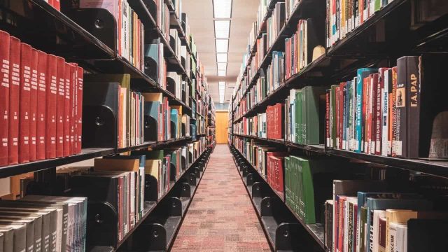 9 Perbedaan Buku Teks dan Buku Referensi yang Perlu Dosen Pahami