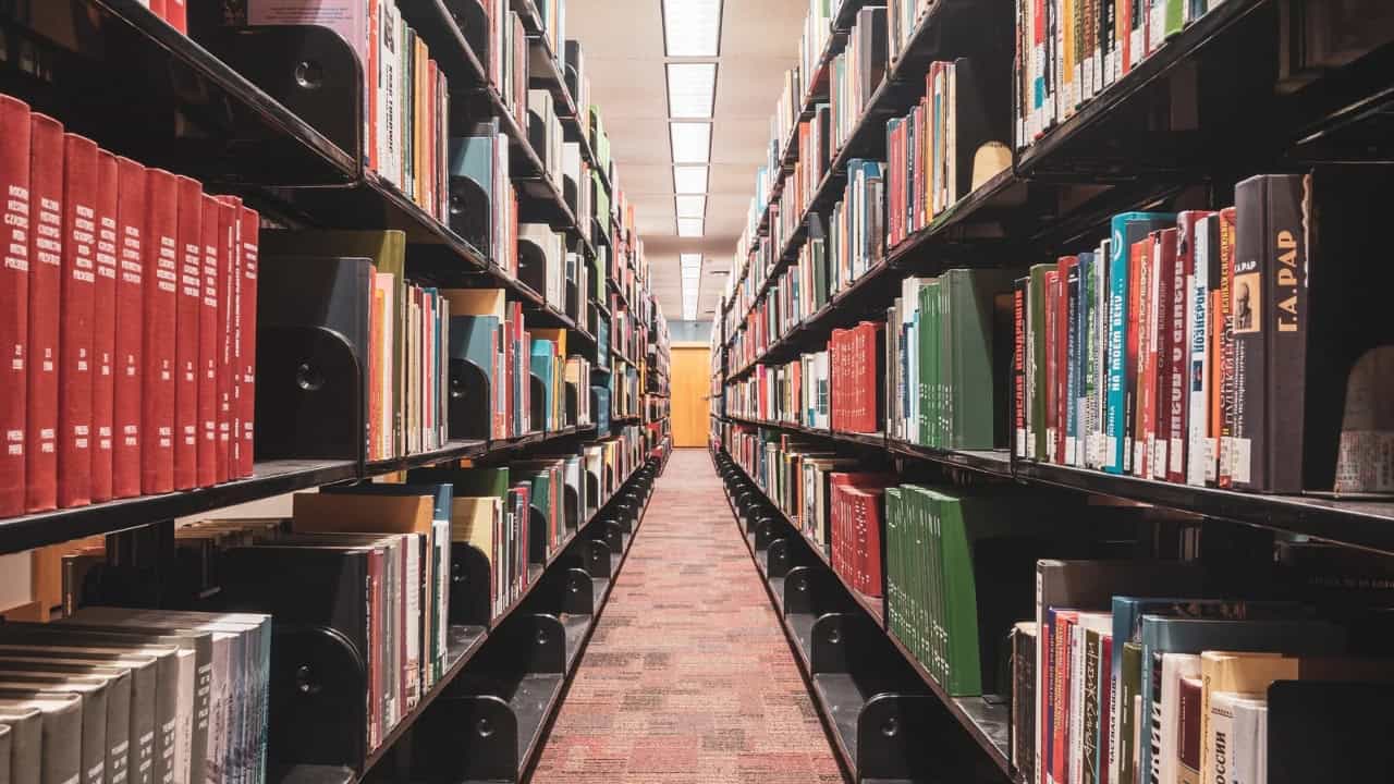 9 Perbedaan Buku Teks dan Buku Referensi yang Perlu Dosen Pahami