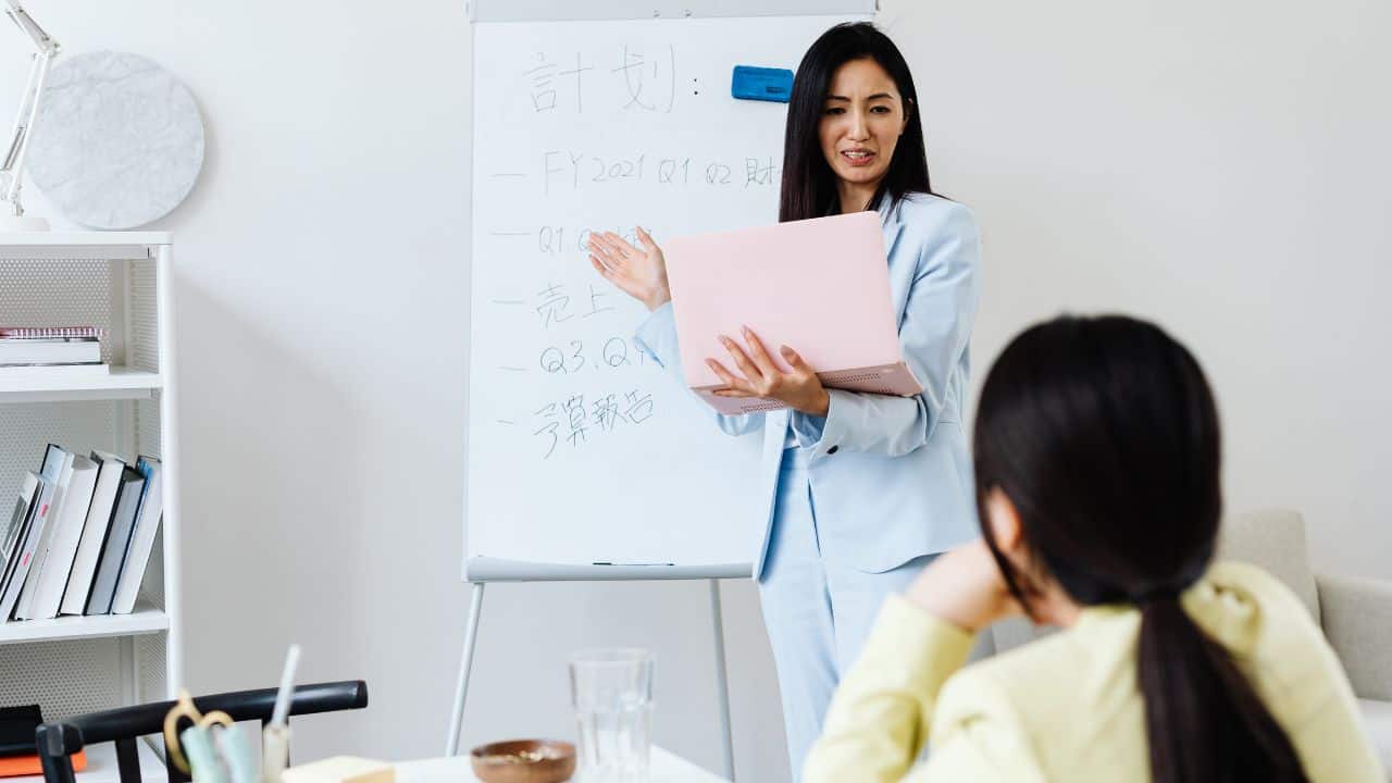 Panduan Menyusun Isi PPT Seminar Proposal Skripsi Penelitian Kualitatif agar Presentasimu Lebih Terarah