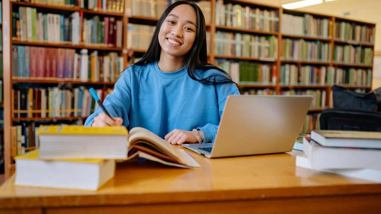 Cara Efektif Membaca Jurnal Ilmiah Tanpa Pusing untuk Mahasiswa