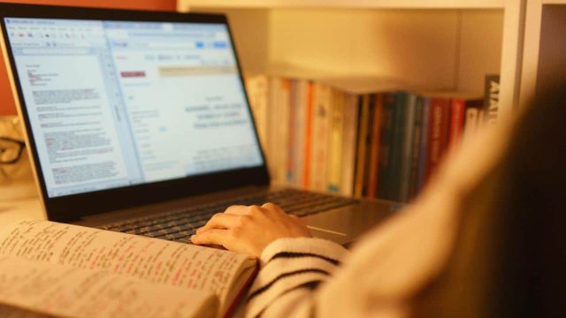 Kenapa Dosen Perlu Menulis Buku? Ini Manfaatnya untuk Karier Akademik