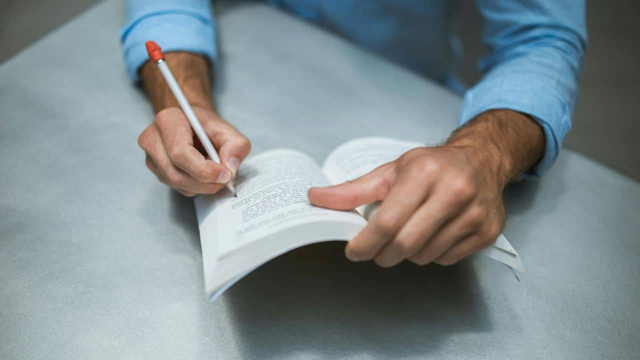 9 Keuntungan Menerbitkan Karya Tulis bagi Dosen